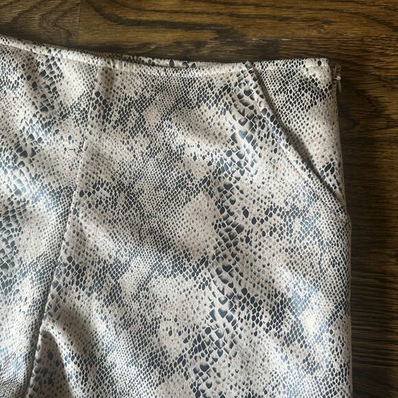 Article 324 Snake Print High Waisted Shorts NEW - Picture 6 of 7